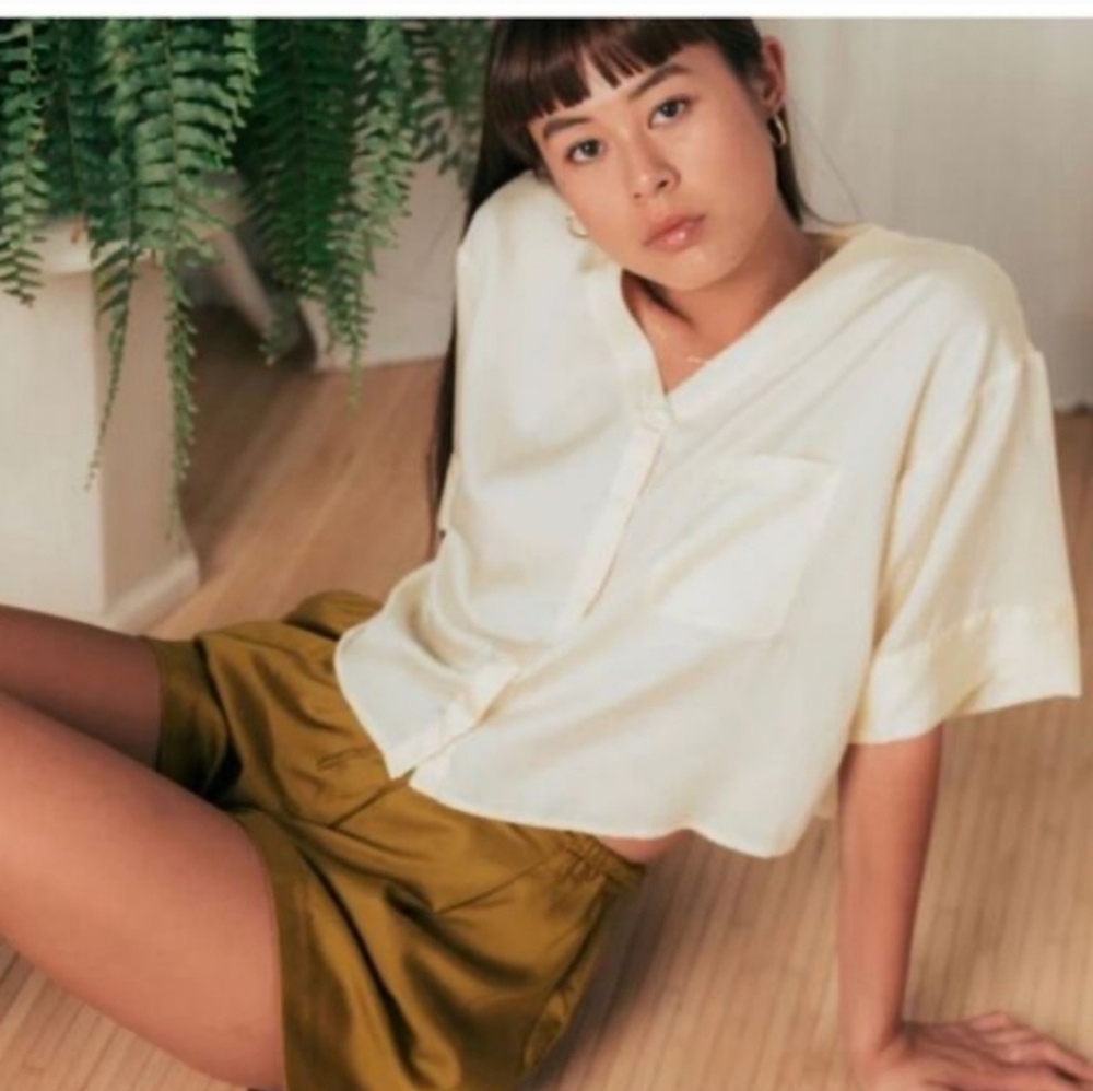 Ettitude,NIB, Sateen Short Sleeve Shirt in Vanilla (pale yellow).